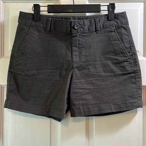 Eddie Bauer Legend Wash Stretch Slightly Curvy Chino Shorts - Size 2 - Picture 1 of 8